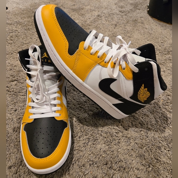 NWOT Nike Air Jordan Retro Mid Taxi Yellow Ochre White Black